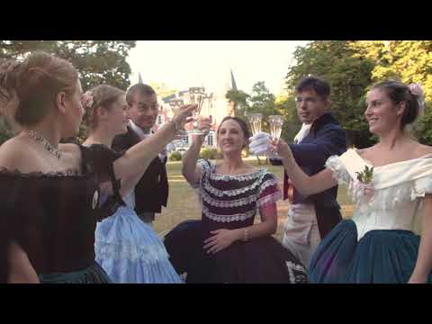 Expérience immersive dans la vie d'un château au 19eme siècle. Venez participer à un bal mondain dans nos salons!