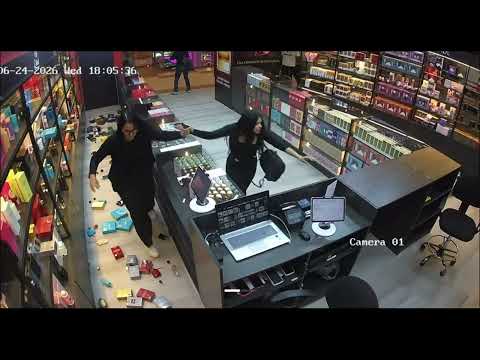 CCTV captures M7.5 Earthquake trashing a perfume shop in Chacao, Miranda, Venezuela