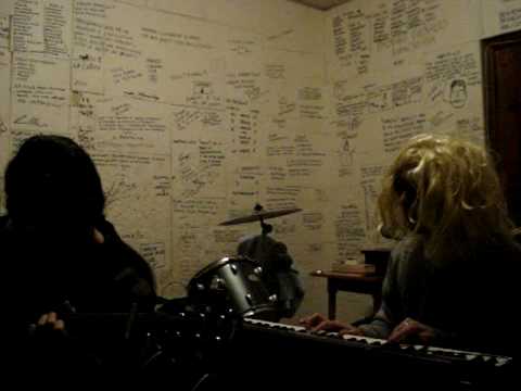 Coi piedi per terra feat. Paride