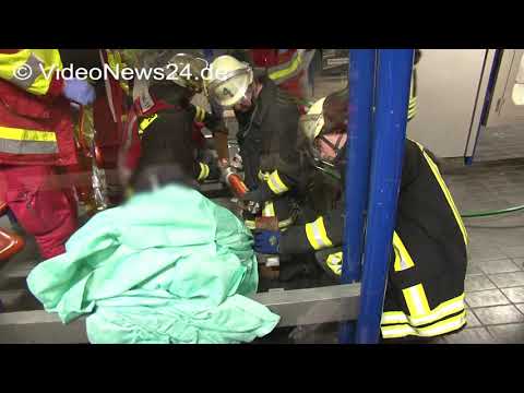 29.01.2016 - VN24 - Feuerwehr muss Eingeklemmten zwischen U-Bahn-Sitzen befreien