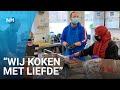 Vrijwilligers maken iftarmaaltijden voor daklozen tijdens ramadan