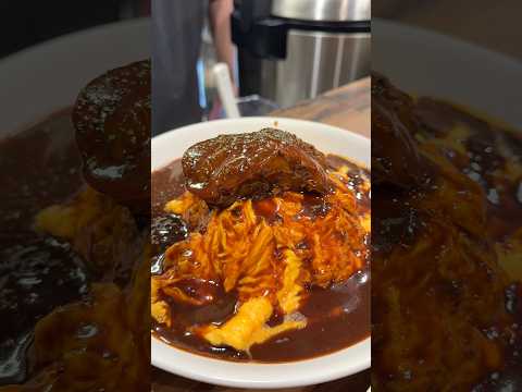 肉厚牛タンを乗せた極上オムライス！濃厚デミグラスとの相性も最高すぎた【チャモロ】