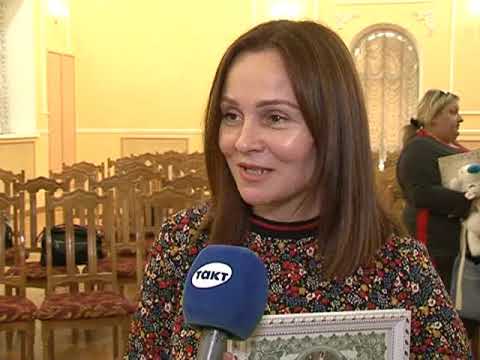 Мэр Курска вручил сертификаты на лечение тяжелобольных детей