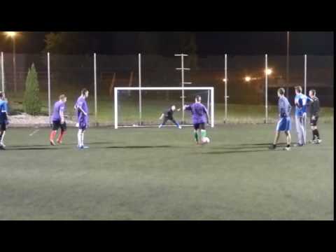 Kamil Domarus (LZS Donimierz) broni karnego.