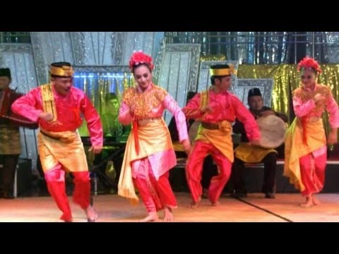 Tari serampang dua belas diiringi lagu