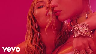 Kadr z teledysku Mother's Daughter tekst piosenki Miley Cyrus