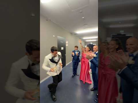 Luì si gasa con i testimoni al matrimonio 😂