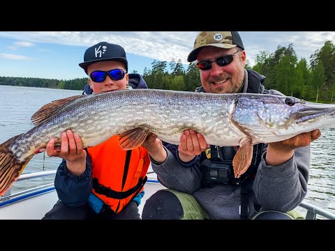 Pojan 8 KG ENNÄTYSHAUKI nappasi KOLIKKO-UISTIMEEN