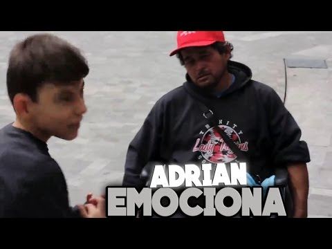 Adrian Martin emociona a un hombre en la calle