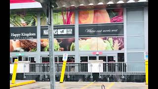 Gaviotas de compras En la entrada principal de NATIONS fresh foods en Canadá 🇨🇦
