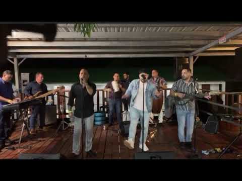 Esa nena brega con eso