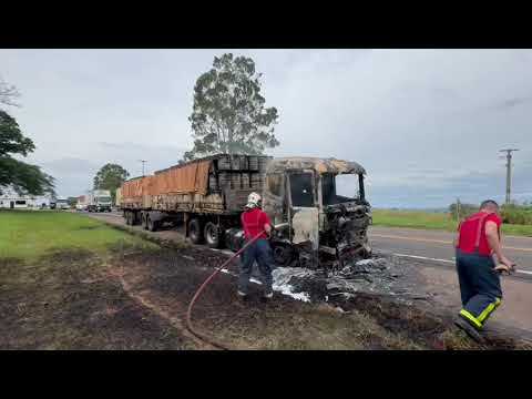 Incêndio destrói cabine de carreta na rodovia PR-323, em Cruzeiro do Oeste
