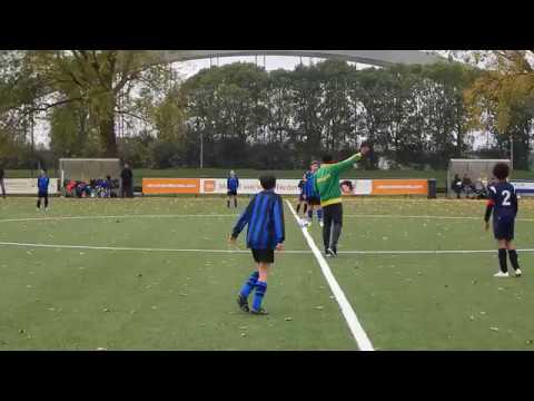 De eerste aanval is voor de bezoekers, schot gaat naast.