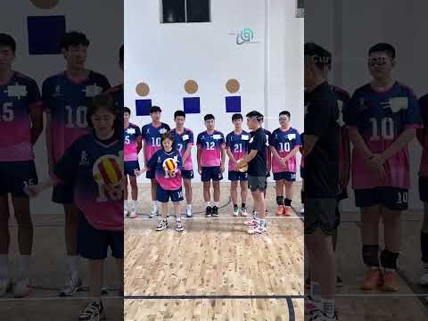 الفتاة عملت خطة مميزة علشان تدخل فريق كرة الطائرة و هي قصيرة !! #shorts