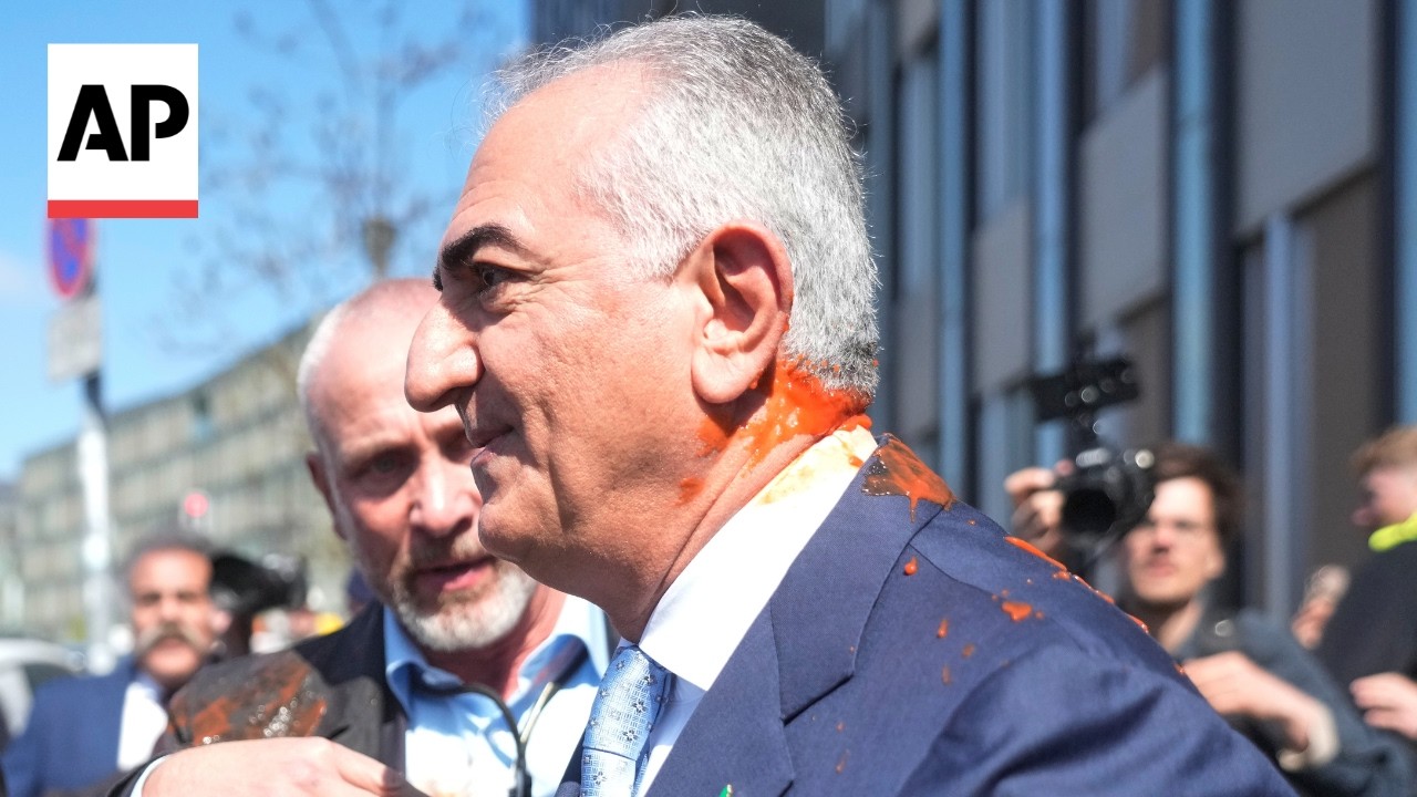 Video | Iran’s exiled crown prince Reza Pahlavi splattered with red liquid in Berlin
