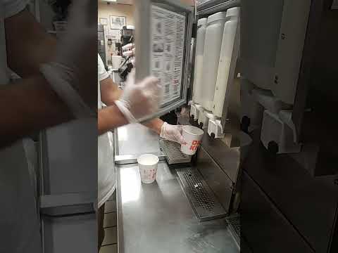 Café quente Dunkin Donuts!Café quente pequeno com leite e açúcar.