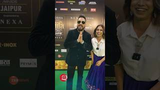 RJ Aakriti and Mika Singh turned the #IIFADigitalAwards Green Carpet into a mini concert #Loverboy