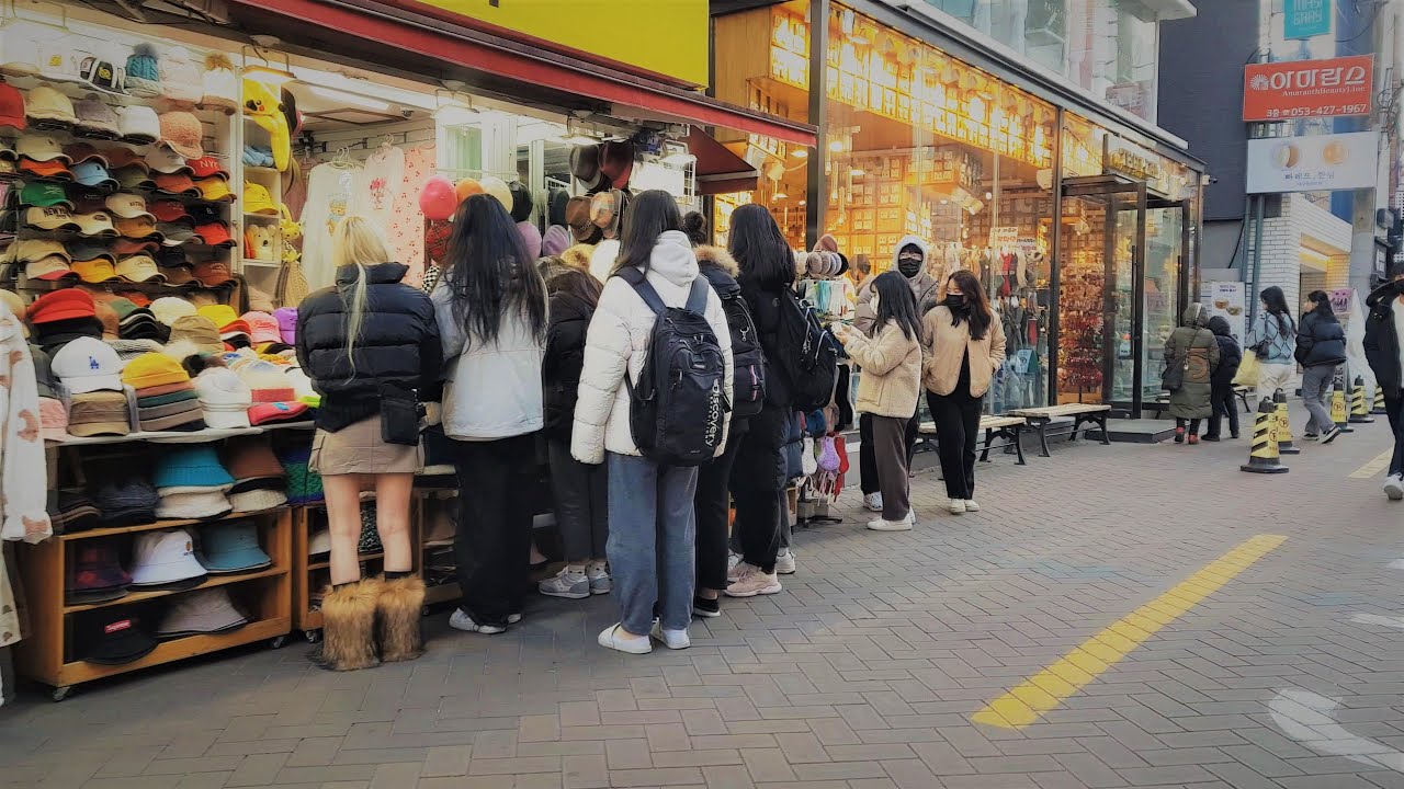 Immersive street-level walking tour through Daegu Dongseongro, South Korea, showcasing authentic urban landscapes, local architecture, and the vibrant atmosphere of the city's neighborhoods
