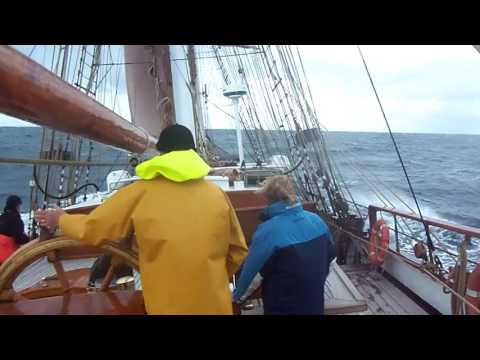 Am 18.04.16 mitten im Atlantik - die "Eye of the Wind" in bewegter See