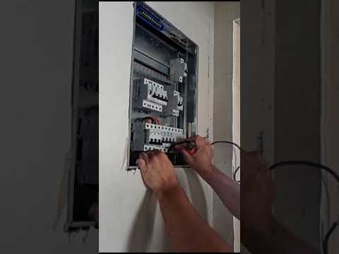 εγκατάσταση τριφασικού ηλεκτρολογικού πίνακα