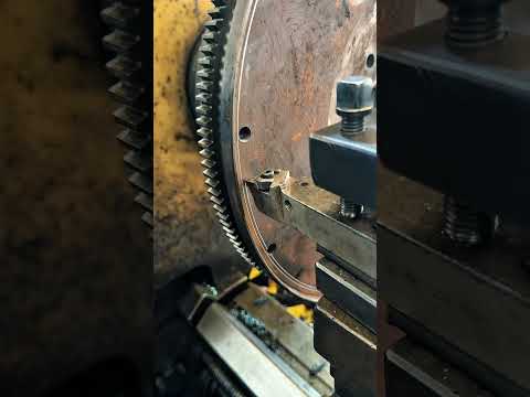 PASSE NO VOLANTE  #Usinagem #Machining #TornoMecanico #CNC #Metalworking