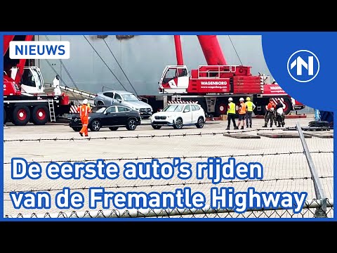 Auto's worden van de uitgebrande Fremantle Highway gehaald