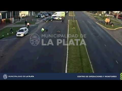 Un auto chocó a una bicicleta en el Centenario y el ciclista debió ser hospitalizado por las heridas