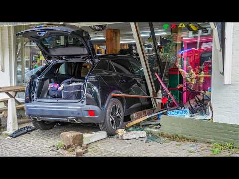 Auto rijdt winkelpui binnen aan de Kromstraat in Oss, Brandweer Oss komt met spoed ter plaatse