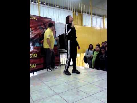 Leticia Lima Cantando na Escola Surpreende a todos com uma Voz Maravilhosa.
