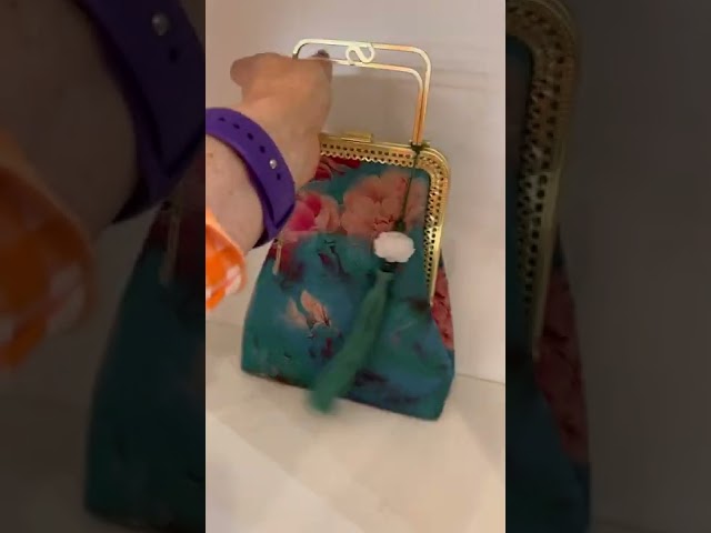 Vídeo relacionado con Miss Lulu Bolso Bandolera Elegante con Cadena Dorada para Mujer - Bolso de Noche Perfecto para Navidad, Bodas y Eventos Especiales