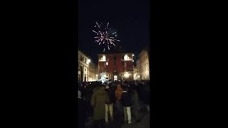 Firenze saluta il 2026: i fuochi d'artificio visti da piazza Santissima Annunziata