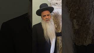 מתפללים לגאולה במערת אליהו הנביא (הרב רפאל זר) - התמונה מוצגת ישירות מתוך אתר האינטרנט יוטיוב. זכויות היוצרים בתמונה שייכות ליוצרה. קישור קרדיט למקור התוכן נמצא בתוך דף הסרטון