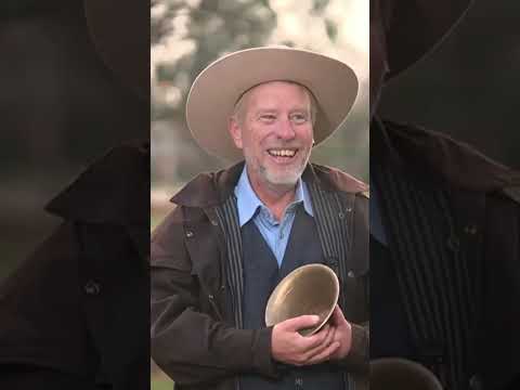 Guinness crowns Canberra town crier as the world's loudest person