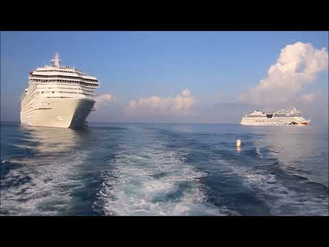 Круизный лайнер Carnival Glory на рейде острова Гран Кайман.
