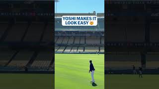 Dodgers' Yoshinobu Yamamoto casually throwing strikes hundreds of feet across MLB field