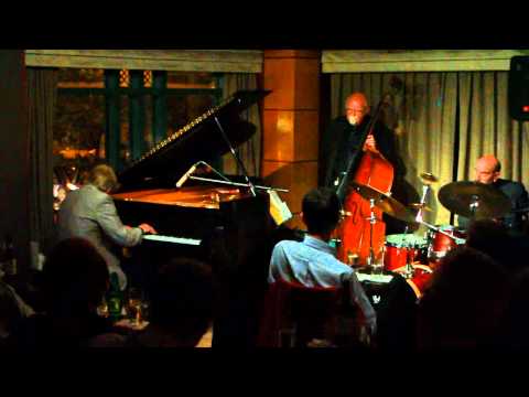 Alan Broadbent Trio live at The Kitano, New York, USA - Jazz Piano