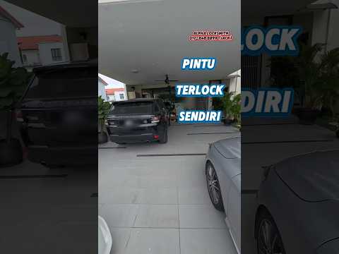 Kunci entah ke mana, pintu pulak lock sendiri. Owner Range Rover terus call saya untuk buka pintu