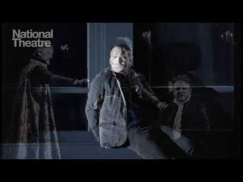 Το σκηνικό του Άμλετ του [[#Ουίλιαμ Σαίξπηρ#]] μπορεί να ιδωθεί και να ερμηνευτεί με πολλούς τρόπους. Σε αυτή τη σύντομη ταινία (2011), ο σκηνοθέτης [[#Richard Eyre#]], η σκηνογράφος [[#Vicki Mortimer#]] και ο συγγραφέας [[#Colin Bell#]] συζητούν μερικούς από τους τρόπους με τους οποίους ο χώρος στον οποίο υπάρχει ο Άμλετ έχει ζωντανέψει στη σκηνή του [[#Εθνικού Θεάτρου#]].