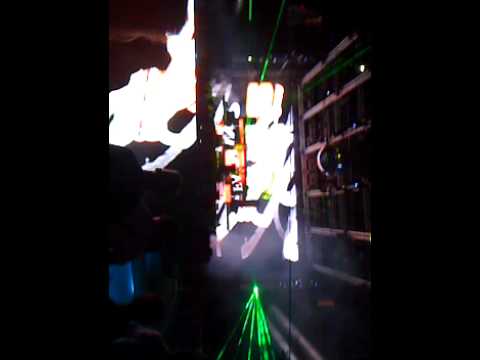 G13 Propz Rowney Run It featuring Trigga going off at Sunbeatz 2012