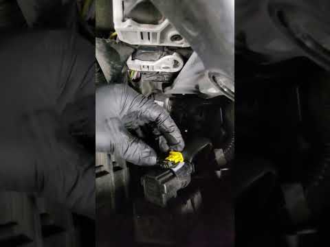 How To Replace Radiator Fan/Cooling Fan on Nissan Rogue Sport (part in description)