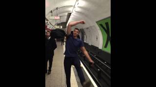 Смотреть онлайн Парни устроили турнир по пинг-понгу в метро Лондона