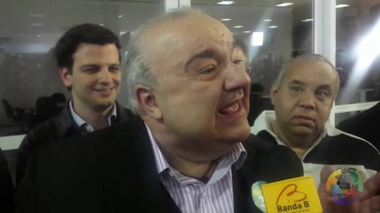 Rafael Greca canta hino de Curitiba