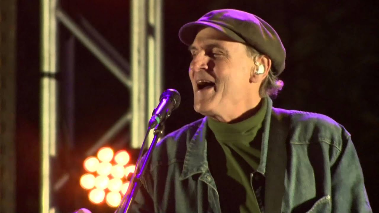 James Taylor: Everyday / Something in the Way She Moves (Greenwich Town Party 2013) - YouTube