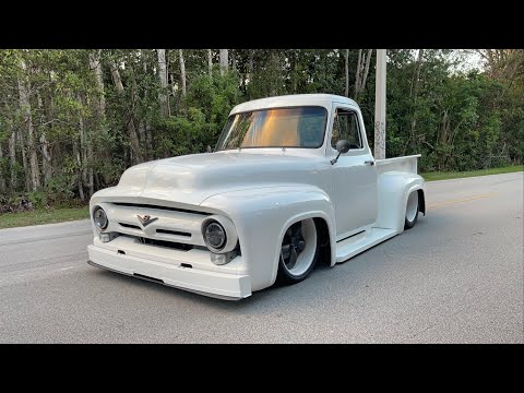 1955 Ford F100 with Accuair E-Level suspensi&oacute;n and an incredible restoration