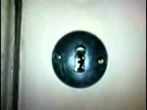 Zimmertür öffnen mit Sperrhaken ( Dietrich ) Monat 1. 2011 Schlüsseldienst Oldorf Bremen.wmv