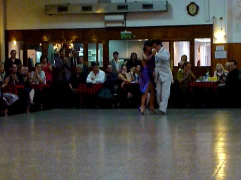  Roxana Suarez  and  Sebastian Achaval  are  dancing  to  the  milonga  "  La Mulateada  "