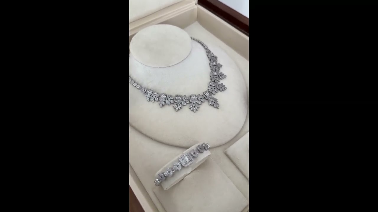 Geometric accessory set with luxurious details