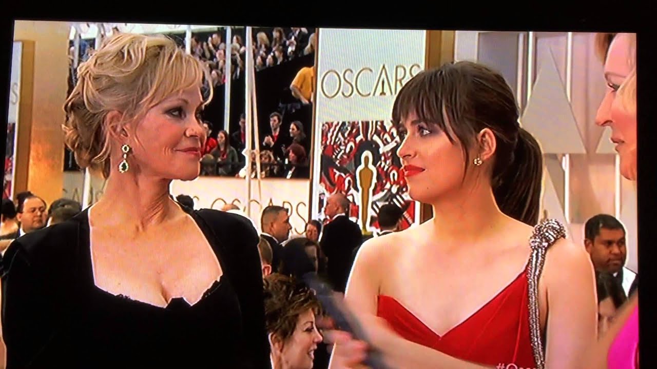 Dakota Johnson rips into her Mom, Melanie Griffith at Oscars SNL thumnail