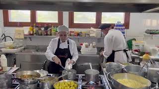 BASTIDORES: Cozinha manèzinha do Antonio’s em plena ação, no Dia das Mães 