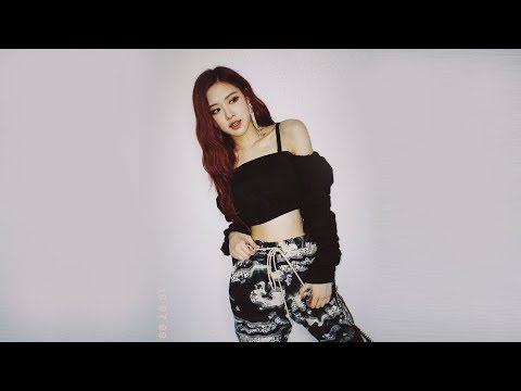 When Rosé Necklace Broken on Stage, She Threw it Away Like Pro, She is!